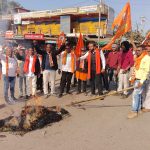 शिवसेना ने बांग्लादेश के प्रधानमंत्री का पुतला फूंका